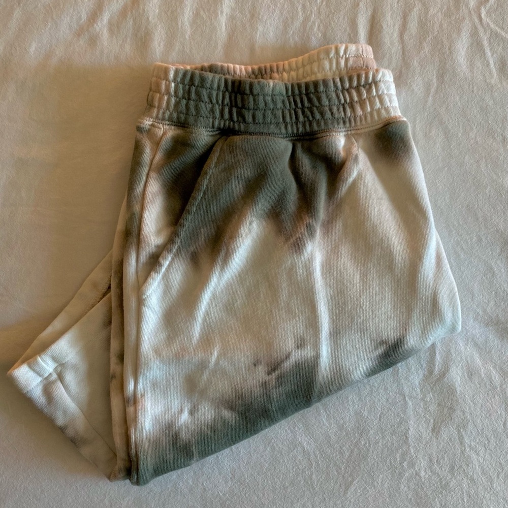 Mid Rise Relaxed Tie-Dye Short - Picture 4 of 7